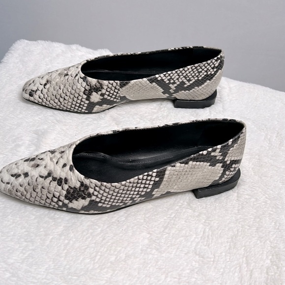 Saks Fifth Avenue Snake Embossed Black/White Leather Ballet Flat Slip size 7.5 - Picture 4 of 10